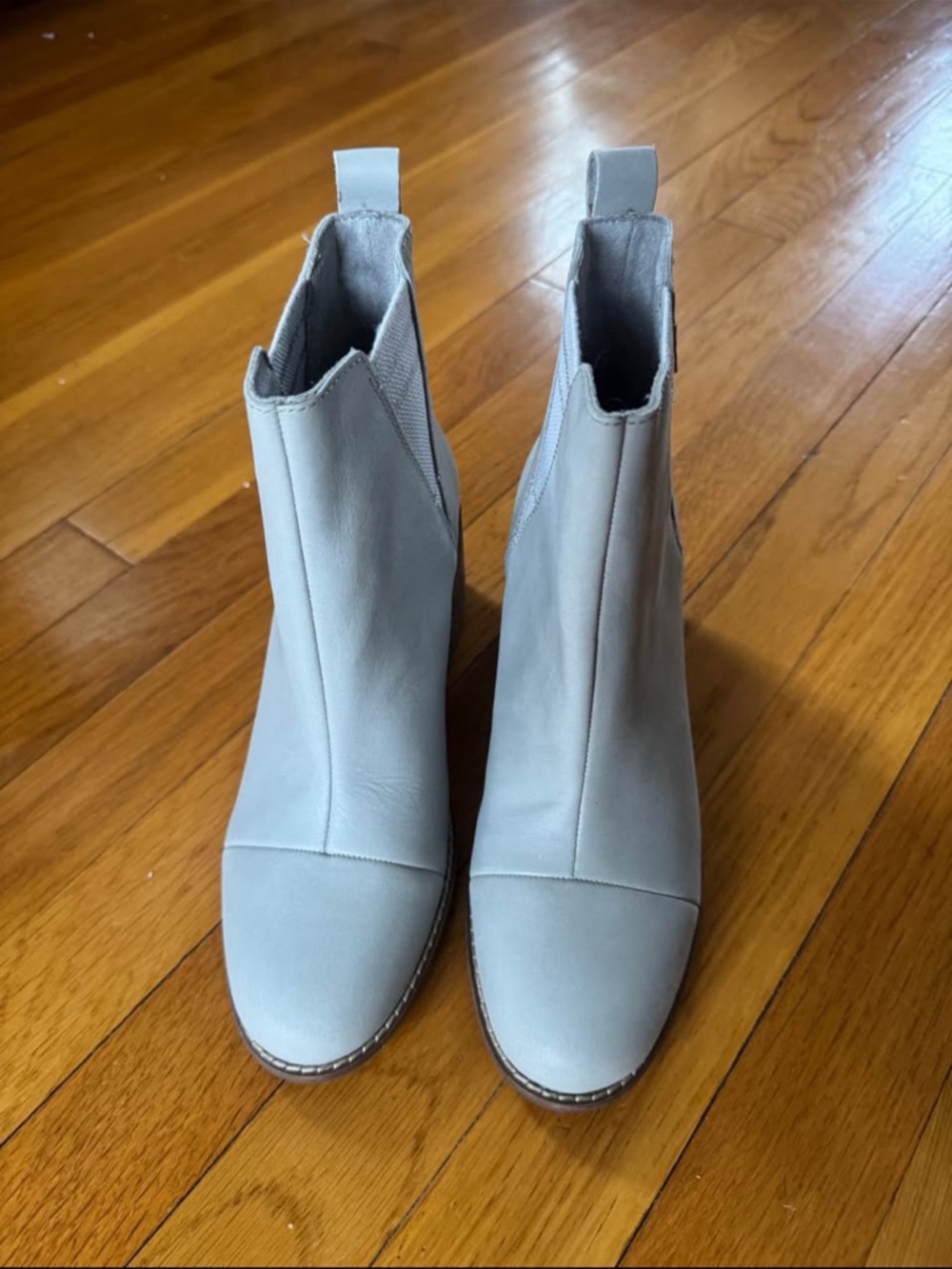 NWOT Toms Leather Light Gray Chelsea Ankle Boots